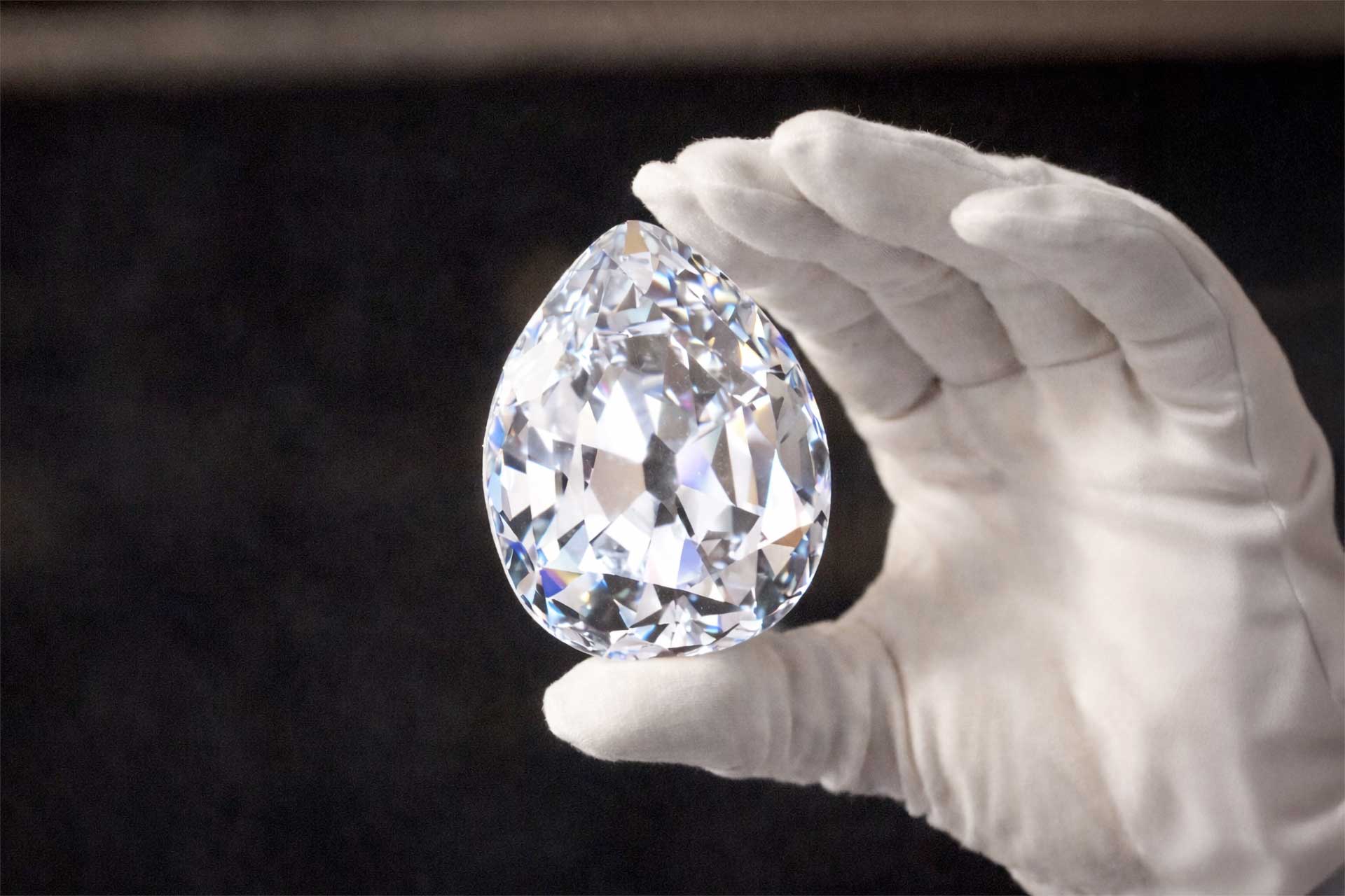 The Cullinan Diamond in a hand
