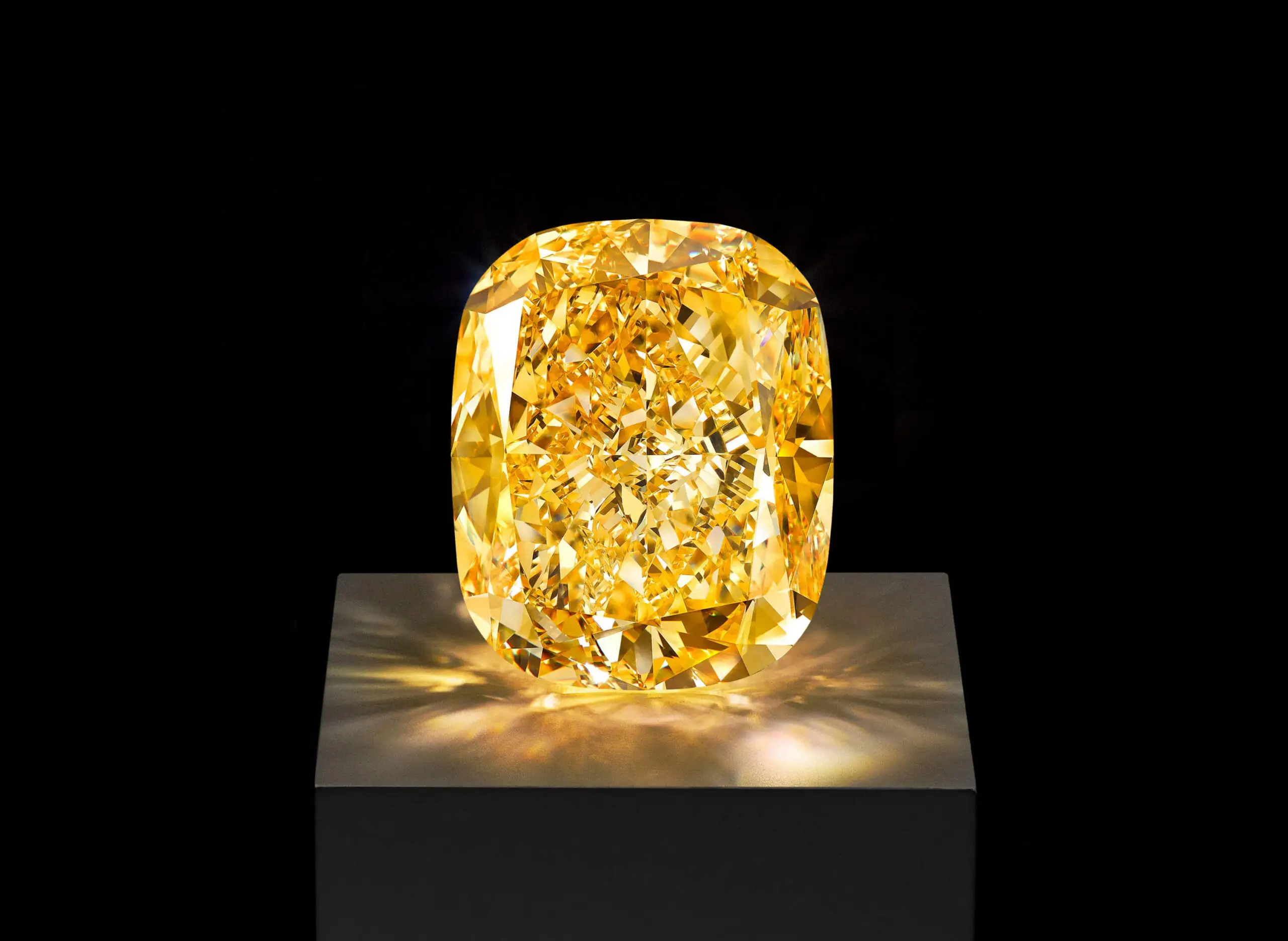 What are yellow diamonds: how rare and expensive they are