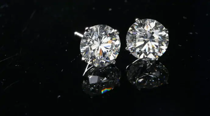 What should you pay attention to when choosing diamond stud earrings?