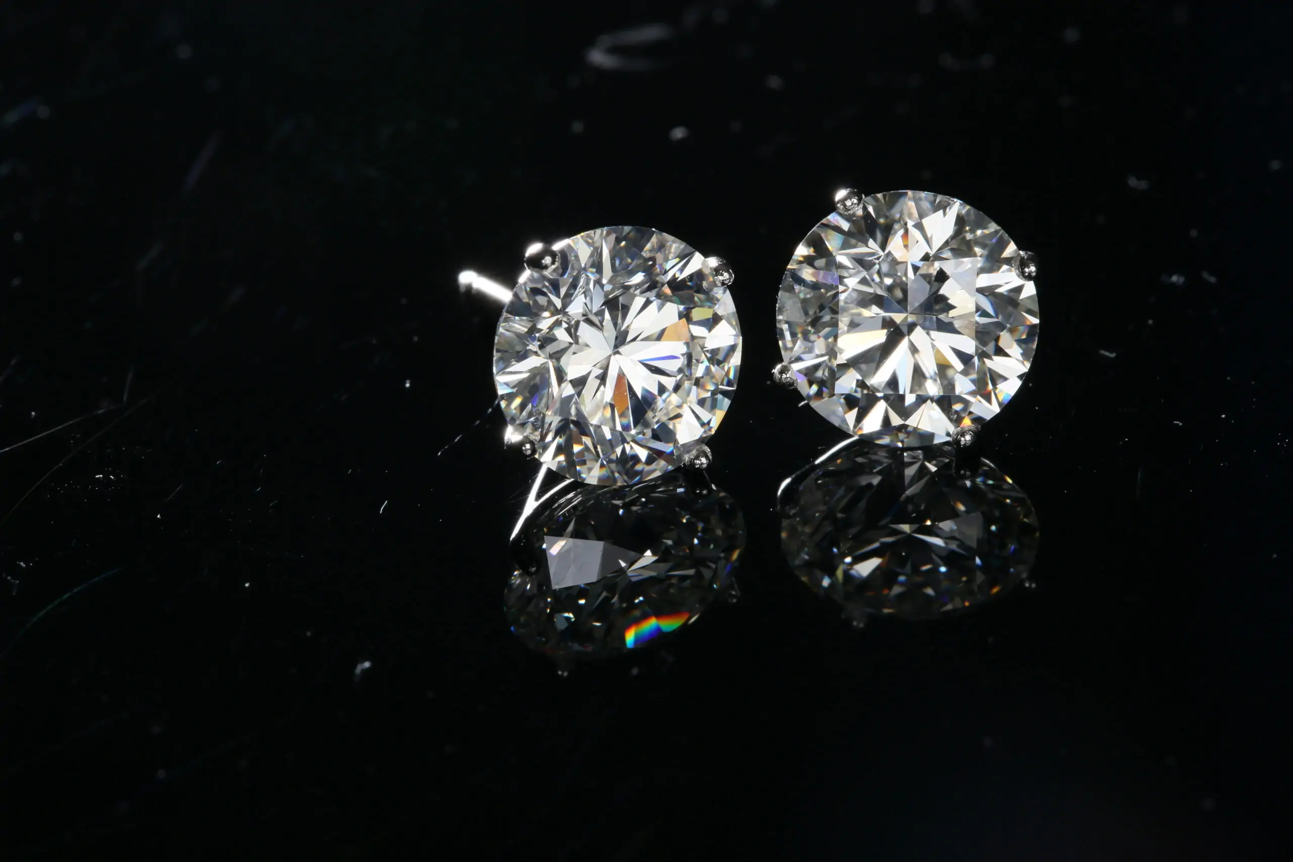 What should you pay attention to when choosing diamond stud earrings?