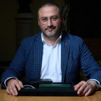 What Is a Diamond Dealer? Understanding the Role and Value