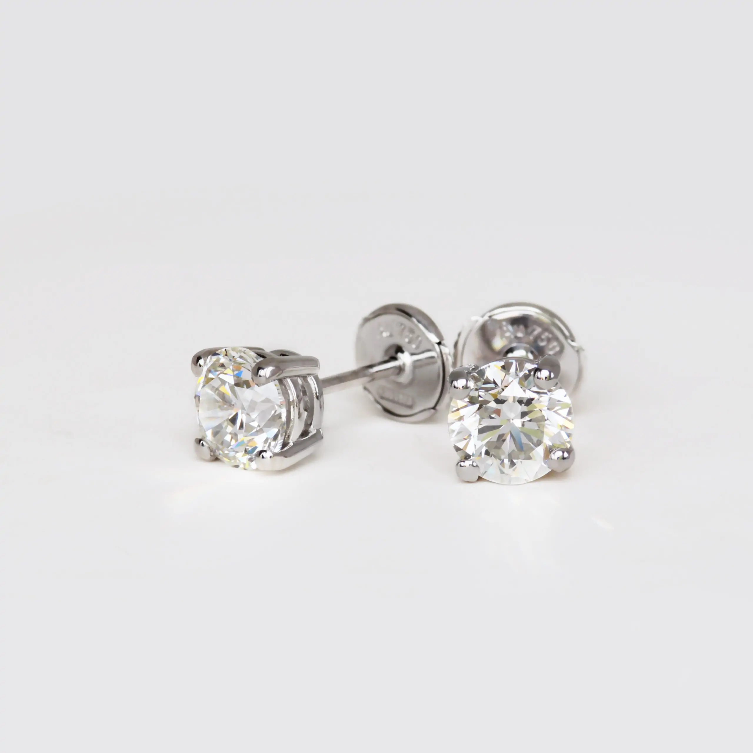 1.0 and 1.01 carat Studs Pair I SI1 Round Shape Diamonds GIA - thumb picture 1