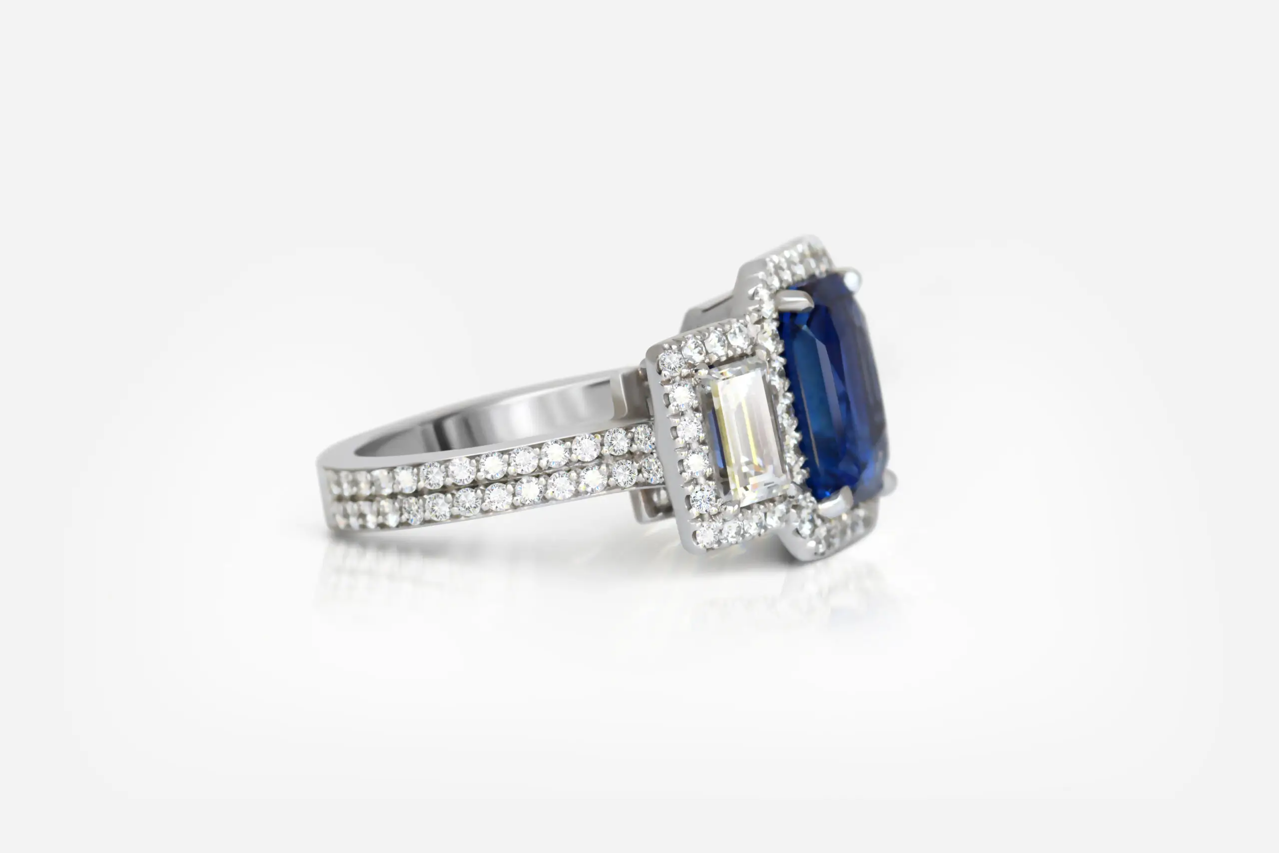 3.23 carat Blue Sapphire Octagon shape Ring GRS - thumb picture 1